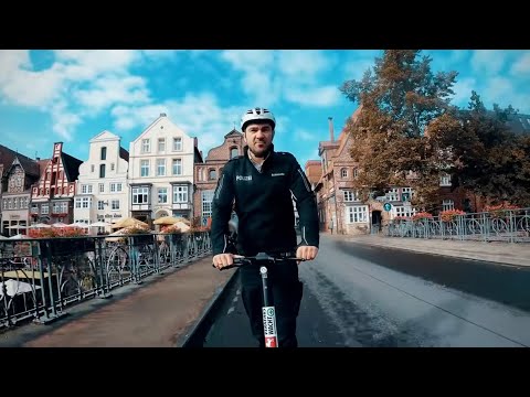 Видео: russisch: Полиция разъясняет правила использования электросамокатов в Германии