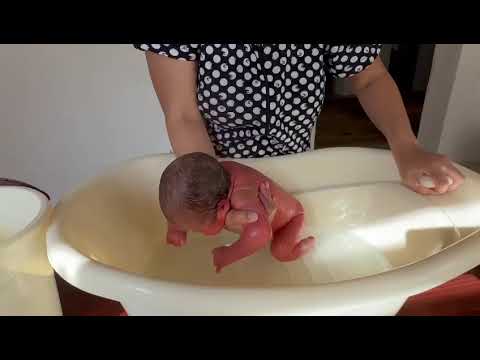 Видео: Жана туылган баланы шомылдыру