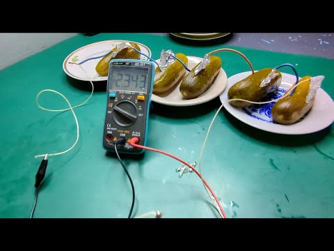 Видео: Батарейка из соленых огурцов