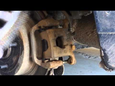 Видео: Nissan Tiida  замена задних колодок