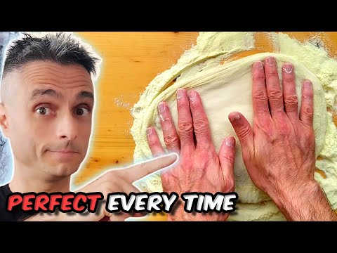 Видео: Как растянуть тесто для домашней пиццы вручную 🙌