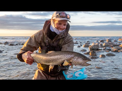 Видео: Ловля морской форели нахлыстом на закате на мелководье