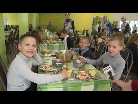Видео: Чем кормят детей в столовой средней школы №8 г. Солигорска