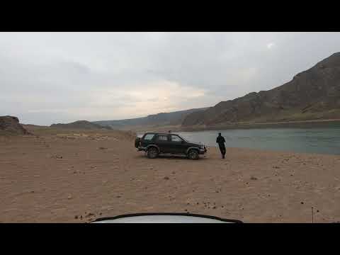 Видео: Песчаный подъем на реке Или. Nissan Terrano, Mitsubishi Pajero.