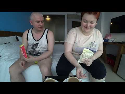 Видео: МУКБАНГ из Таиланда. ВПЕРВЫЕ пробуем еду из магазина 7/11 на Пхукет. Патонг мы в ШОКЕ!
