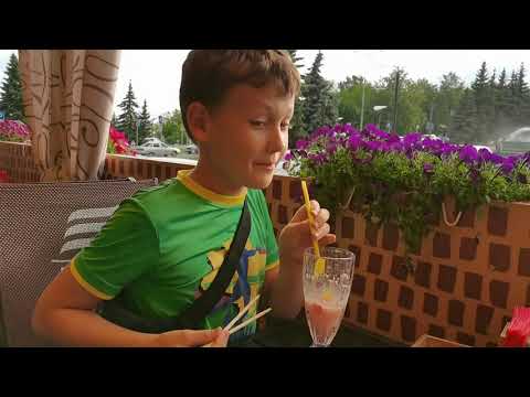 Видео: Празднуем первую зарплату 💵в ресторане 😄