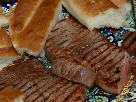 Видео: Жарим мясо в керамическом гриле Kamado Joe