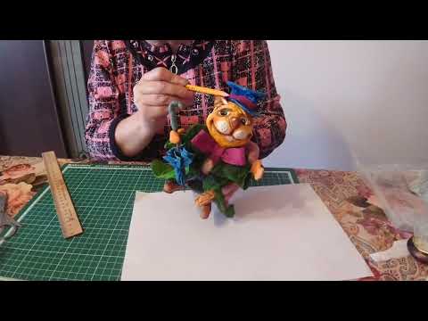 Видео: Кот щёголь. Ватная игрушка. Часть 5. Зонт, картуз и часы. Завершение.