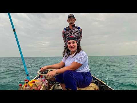Видео: ТАИЛАНД СЕГОДНЯ . Рыбалка В ШТОРМ! Поймали АКУЛУ! Охота НА крабов! Как живут РЫБАКИ в Тайланде?!
