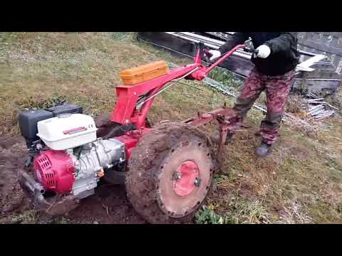 Видео: Мотоблок МТЗ+ плуг Саха! Это РЕАЛЬНО?? Друзья пашут огород!