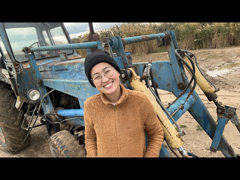 Видео: Один день с мужем трактористом. Возим воду на тракторе и чистим баз