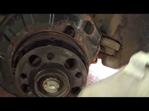 Видео: замена колодок стояночного тормоза W221