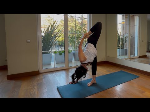 Видео: Хатха-йога. Класс на вытяжение задней поверхности ног и на работу с ТБС.