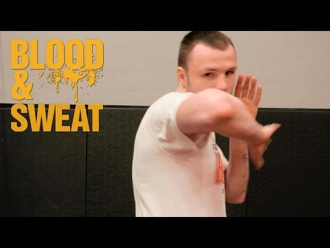 Видео: Тайский бокс. Удар локтем. Александр Суржко.