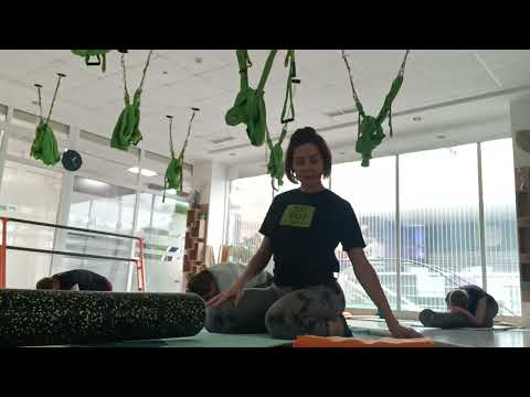 Видео: Работа с гимнастической палкой и роллом от сутулости 