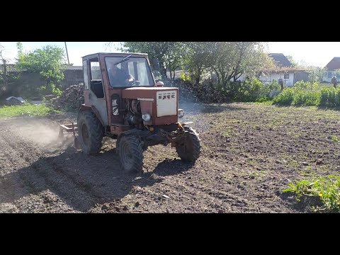 Видео: Саморобний трактор на базі т25 з саморобним культіватороми в роботі!!!