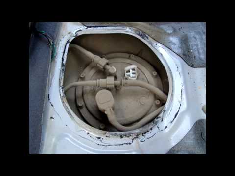 Видео: Замена топливного фильтра тонкой и грубой очистки на Kia Rio  2010 г в