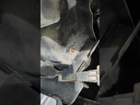 Видео: Замена радиатора кондиционера на Skoda Octavia a5 без снятия бампера.