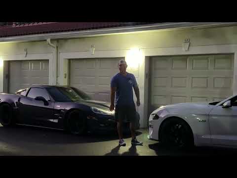 Видео: 2009 ZR 1 против 19 Mustang с механической коробкой передач и нагнетателем Ess. Сравнение. 60-130