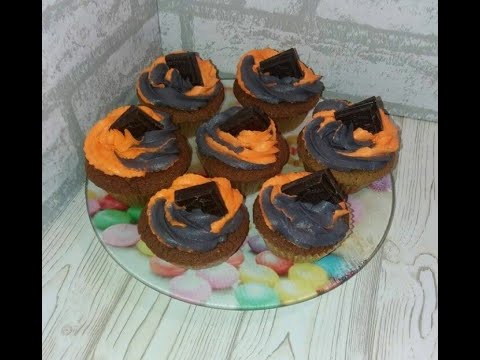 Видео: Фисташковые капкейки с клубничной начинкой.