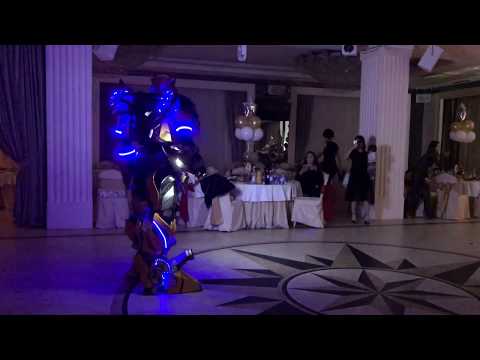 Видео: Шоу роботов трансформеров