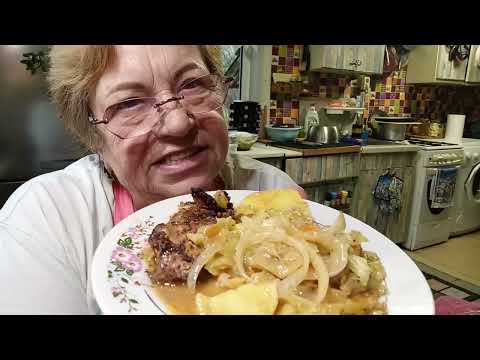 Видео: КУРИЦА С КАПУСТАЙ И КАРТОШКОЙ  НА ЛУКОВОЙ  ПОДУШКЕ