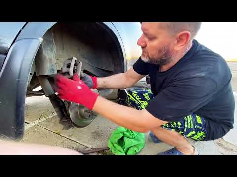 Видео: Замена задних тормозных дисков и колодок на Nissan Qashqai J10