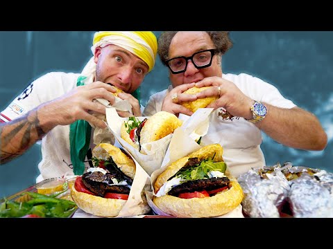 Видео: ГОРА ПЕРСИДСКИХ ГАМБУРГЕРОВ в Ширазе, Иран! Потрясающая иранская уличная еда в Ширазе!