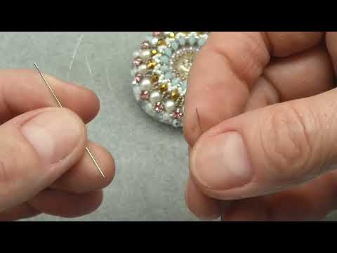 Видео: Секреты в бисероплетении. Как вдеть нитку, леску в иголку. DIY. Beading. Thread the needle