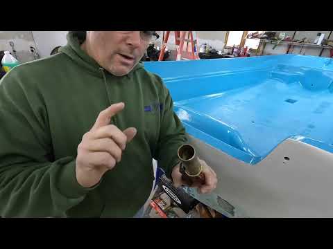 Видео: Замена сливной трубки на классическом судне Boston Whaler!