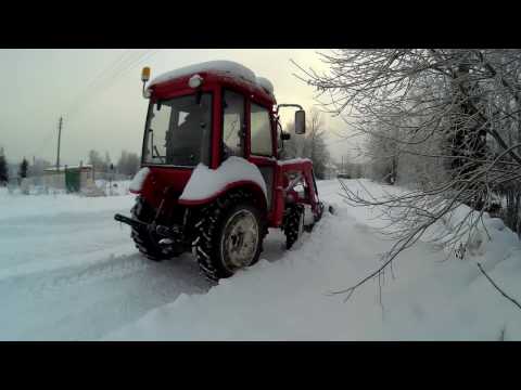 Видео: Чистим снег на тракторе Донг Фенг 244 фронтальным поргузчиком FEL 250