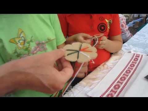 Видео: Плетение шнура на шаблоне "цветок".