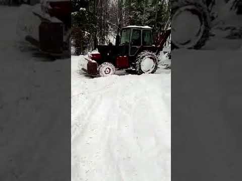 Видео: ЮМЗ толкает снег!!!