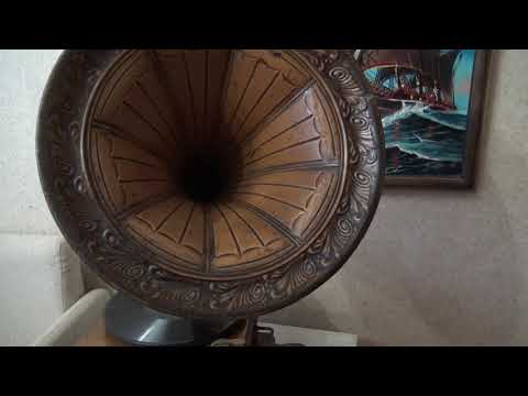 Видео: Граммофон играет