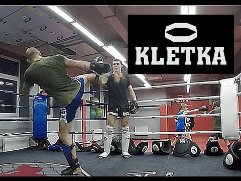 Видео: Работа на лапах. Виталий Дунец держит лапы. Андрей Басынин. Кикбоксинг.