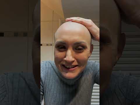 Видео: Побриться налысо. Бритье головы после прохождения высокодозной химиотерапии.