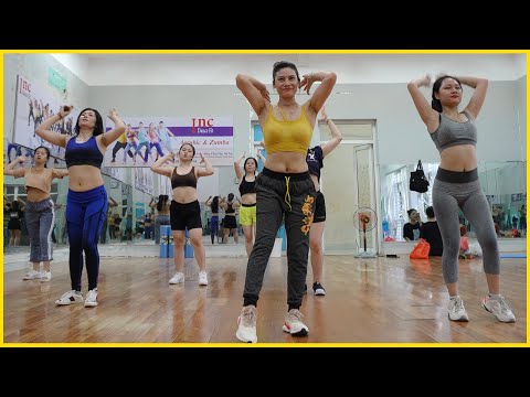 Видео: 20 минут аэробных тренировок сокращение живота жир быстро | Zumba Class