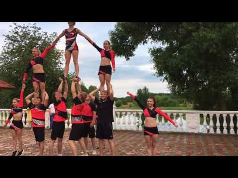 Видео: На свадьбе чирлидерши выступают чирлидеры из команды "Дартли"
