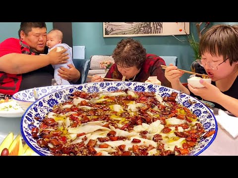 Видео: Вся семья кушает вне дома, пожалуйста, ешьте настоящую «вареную рыбу», еда такая приятная!