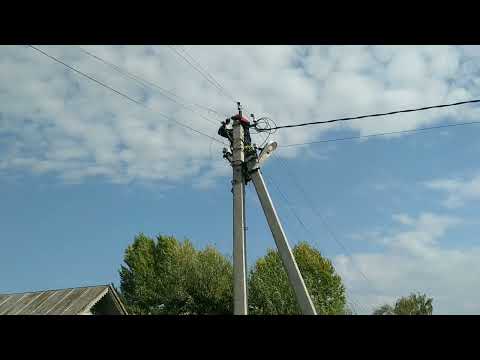 Видео: ПОДЪЁМ НА ЖЕЛЕЗОБЕТОННУЮ ОПОРУ ЭЛЕКТРОПЕРЕДАЧИ ВЛ-0,4 кВ ДЛЯ МОНТАЖА ОБОРВАННОГО ПРОВОДА ВЛ-0,4 кВ .
