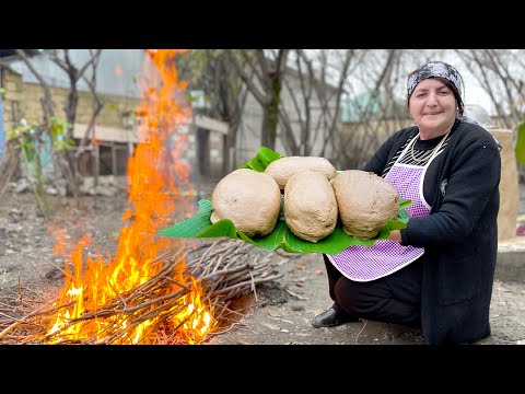 Видео: Целая курица жареная в грязи! Необычный секретный рецепт, который заставит вас проголодаться