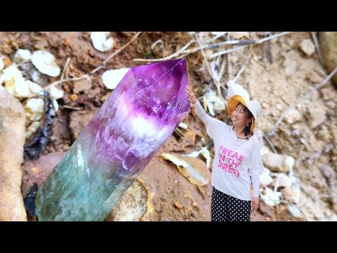 Видео: Столпы Творения! Разноцветные хрустальные колонны растут глубоко в горах