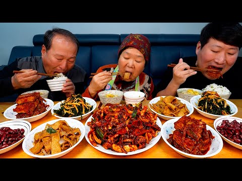 Видео: Корейская домашняя еда! Острые жареные кальмары, тушеный тофу, рыбный пирог - кулинарное шоу Мукбанг