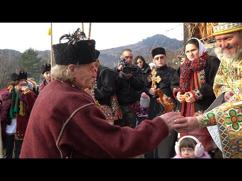Видео: Ексклюзив! Гуцульська коляда у отця Івана Рибарука. Різдво в Криворівні #Криворівня