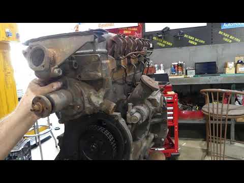 Видео: Дизельный двигатель Ferguson 23C, часть 1. Убираем несколько мелких деталей в сторону.