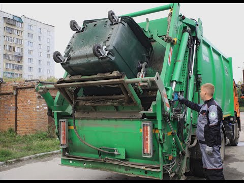 Видео: Один день из жизни водителя мусоровоза