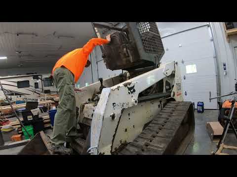 Видео: Замена масла и фильтров Bobcat T250, полное обслуживание