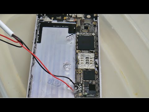 Видео: УТОПИЛ ТЕЛЕФОН В ЩЕЛОЧИ! Как быстро сгорит плата?