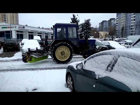 Видео: Трактор со щеткой чистит и убирает снег. Зеленая щетка в работе.