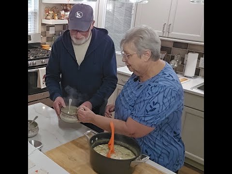 Видео: Куриный суп с лапшой. Он нетрадиционный, но такой вкусный, что он просил есть его каждую неделю.